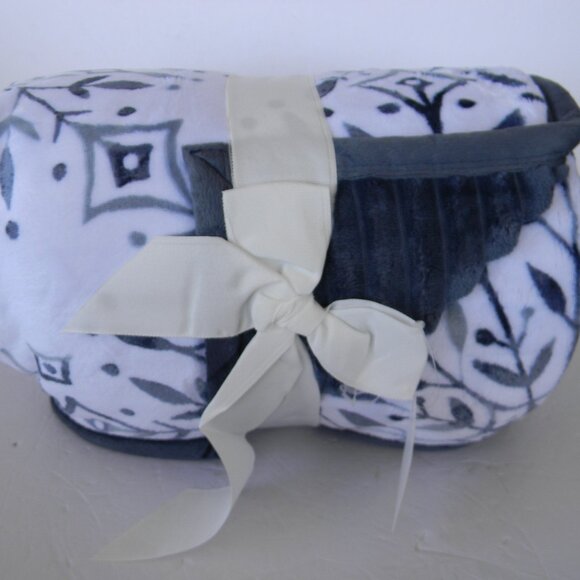 NEW Home Reflections Reversible Plush Oversized 60" x 80" Throw BLUE SNOWFLAKE - Picture 2 of 2